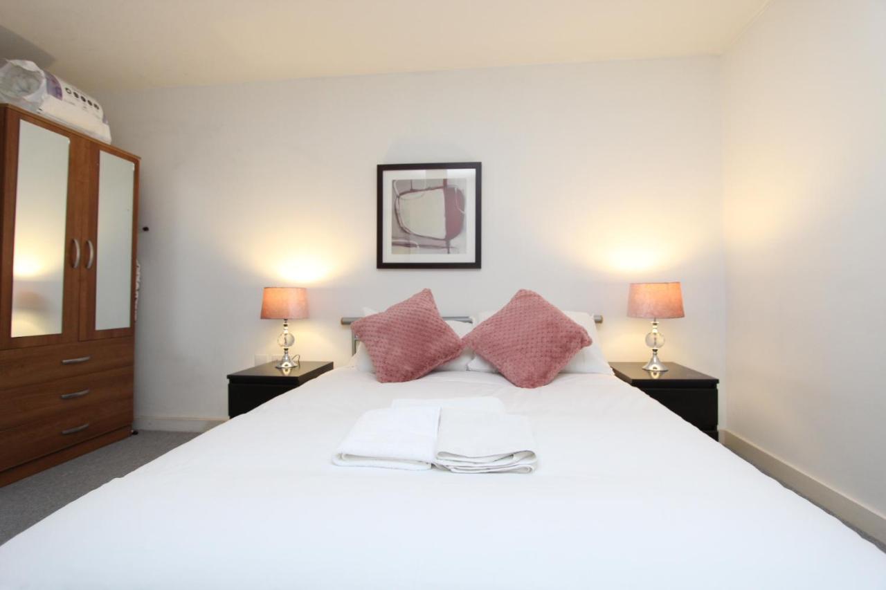 Spacious 1- Bedroom Apartment In E16 London Ngoại thất bức ảnh